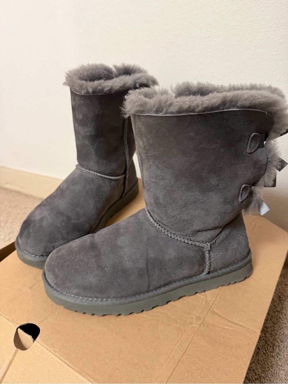 UGG Women’s UGG Bailey Bow Size 8